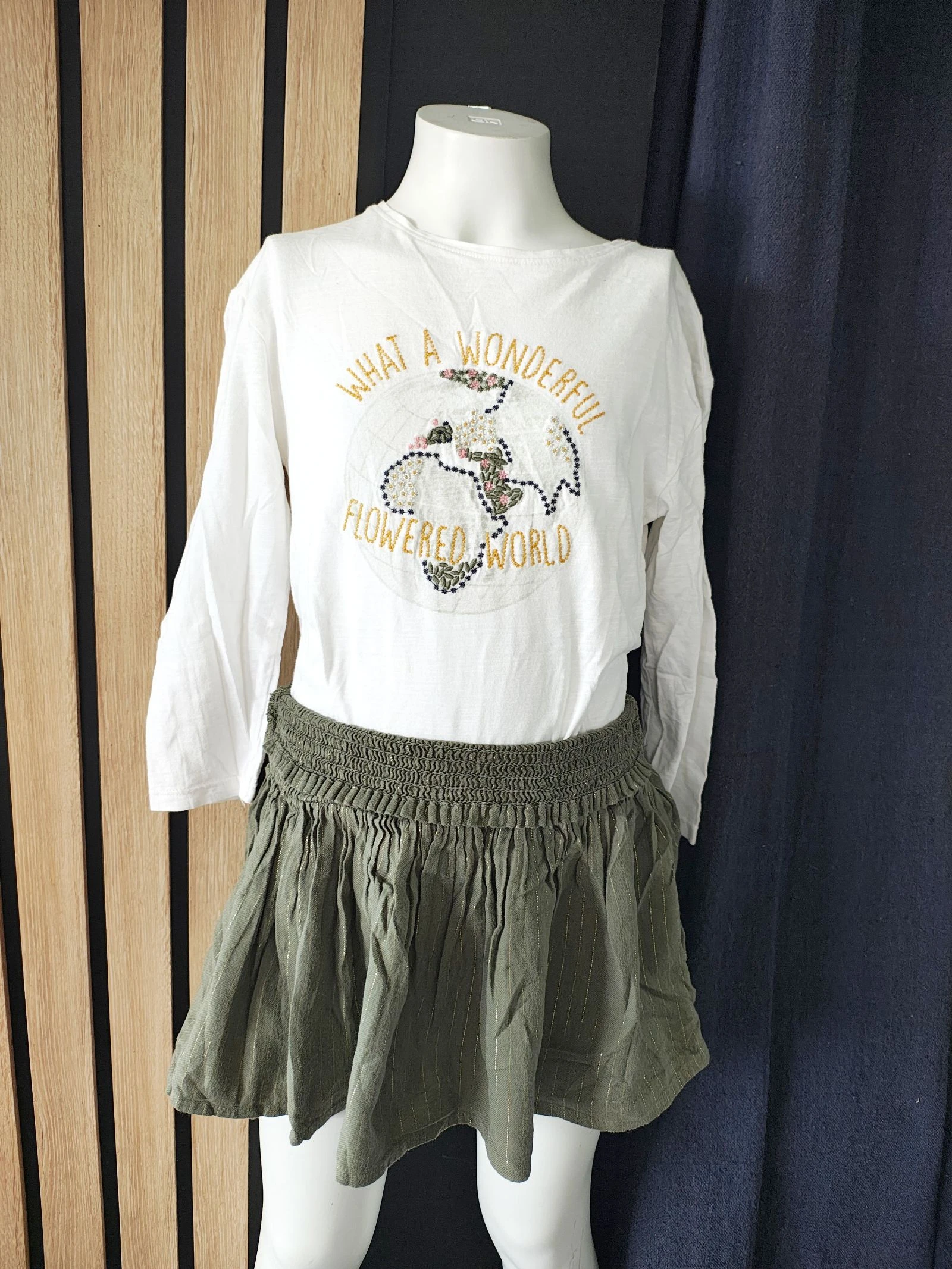 5 ans ensemble Okaïdi Teeshirt et jupe tape a l'oeil 